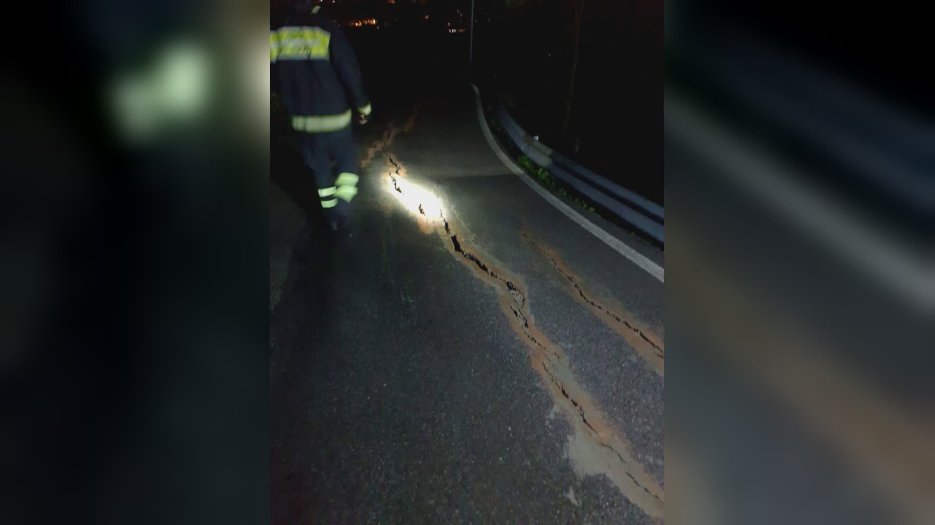 Casarza Ligure, cede l'asfalto: chiusa la strada per Novano