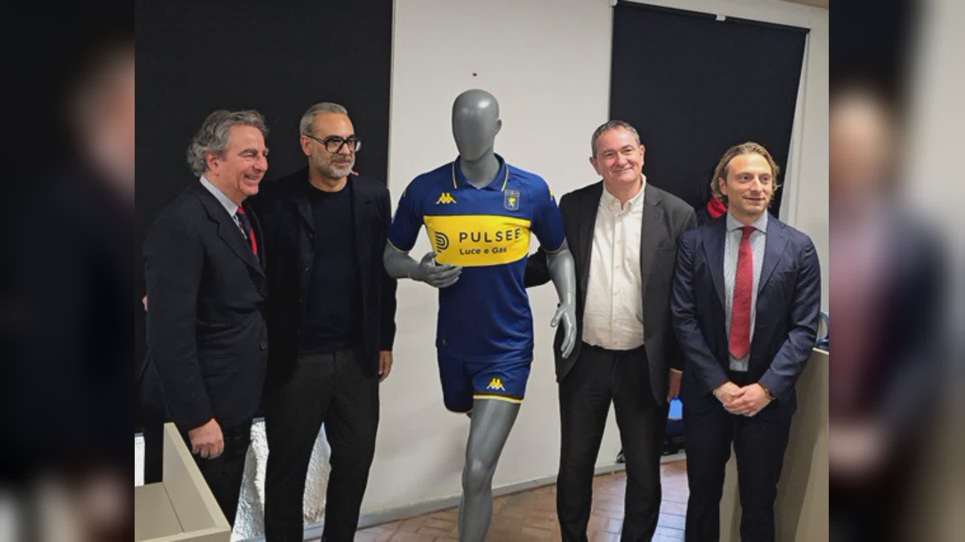 Genoa, ecco la quarta maglia in omaggio al Boca. Blazquez: "Verrà indossata contro la Juventus, partita trasmessa anche negli USA"