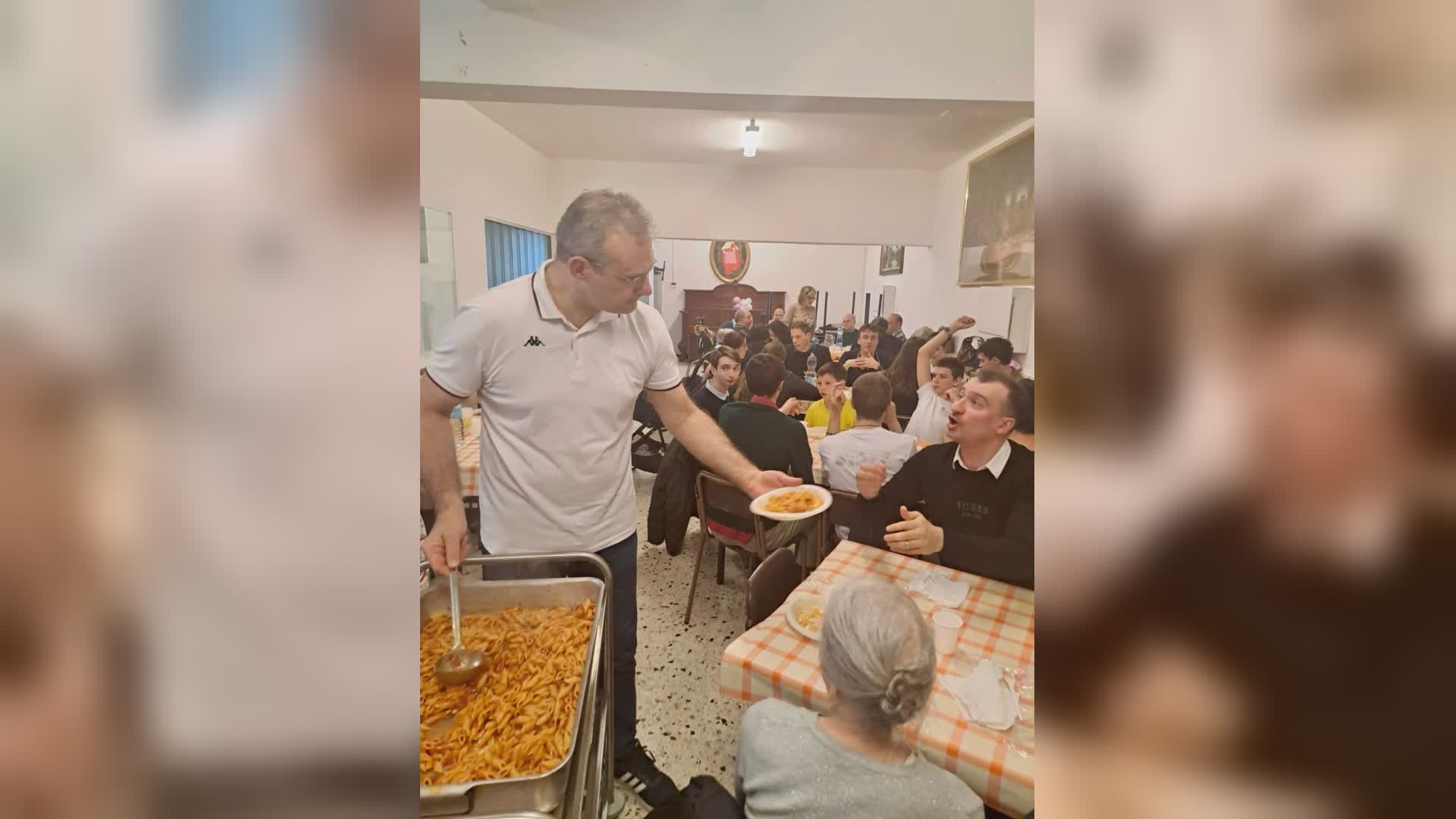 Genova, Piciocchi alla mensa con grembiule e guanti per sostenere il pellegrinaggio a Lourdes