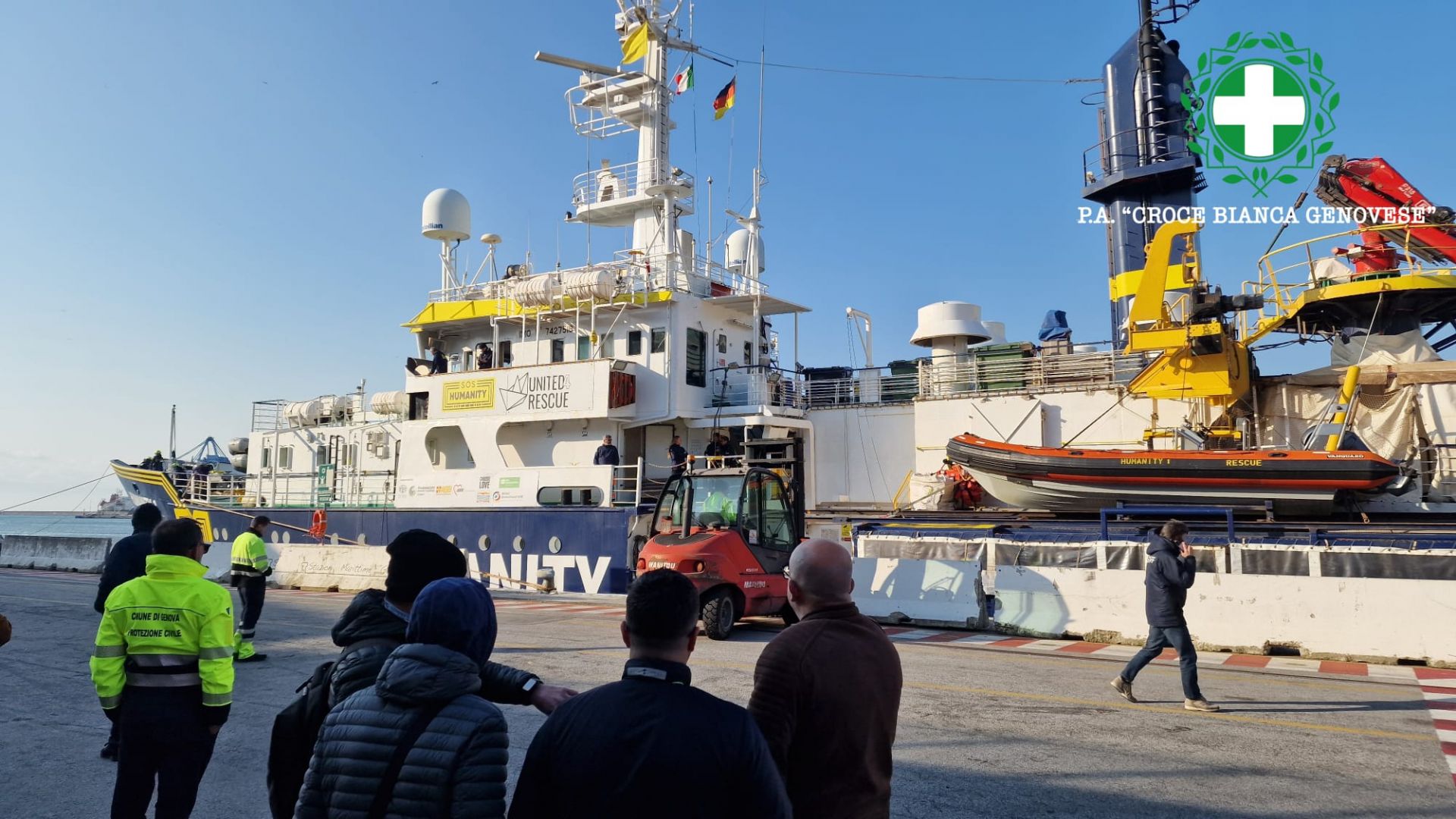 La nave Humanity 1 a Genova, sbarcati gli 88 migranti: oltre la metà sono minori non accompagnati