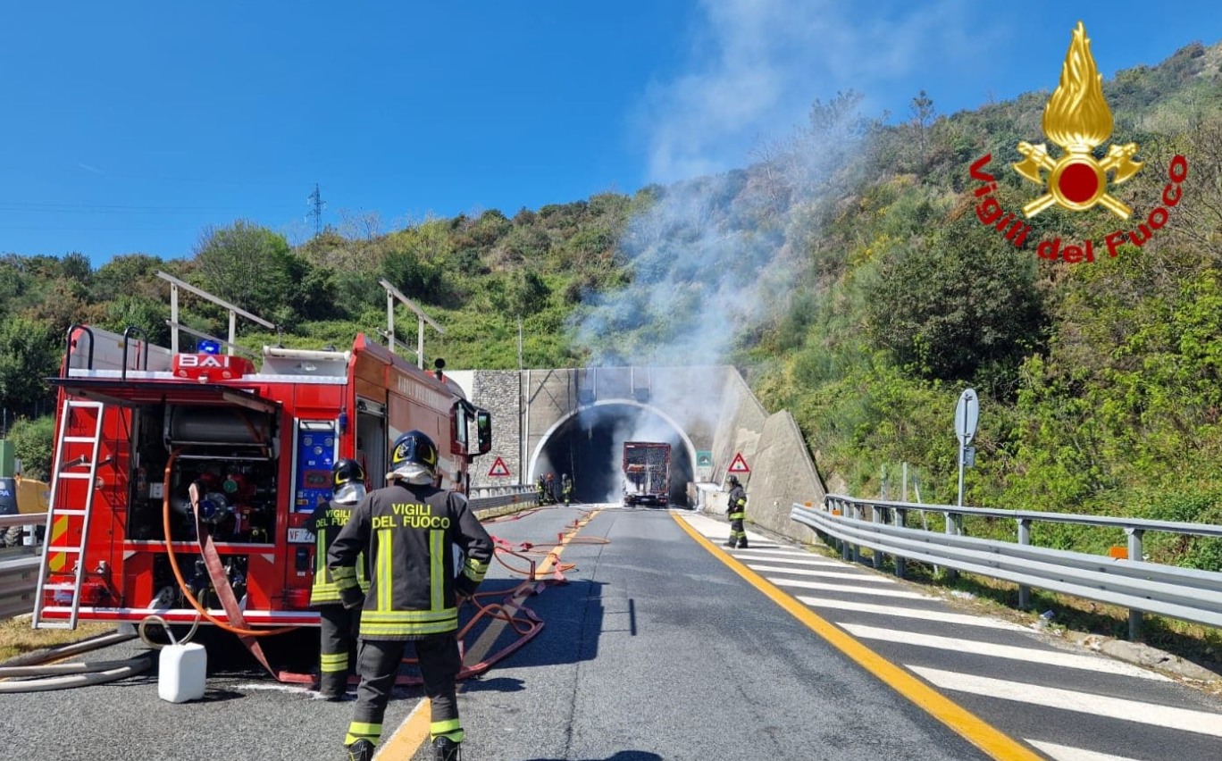 Camion in fiamme sulla A12, tratto chiuso tra Chiavari e Sestri Levante: fino a 11 km di code. Probabile riapertura nella notte