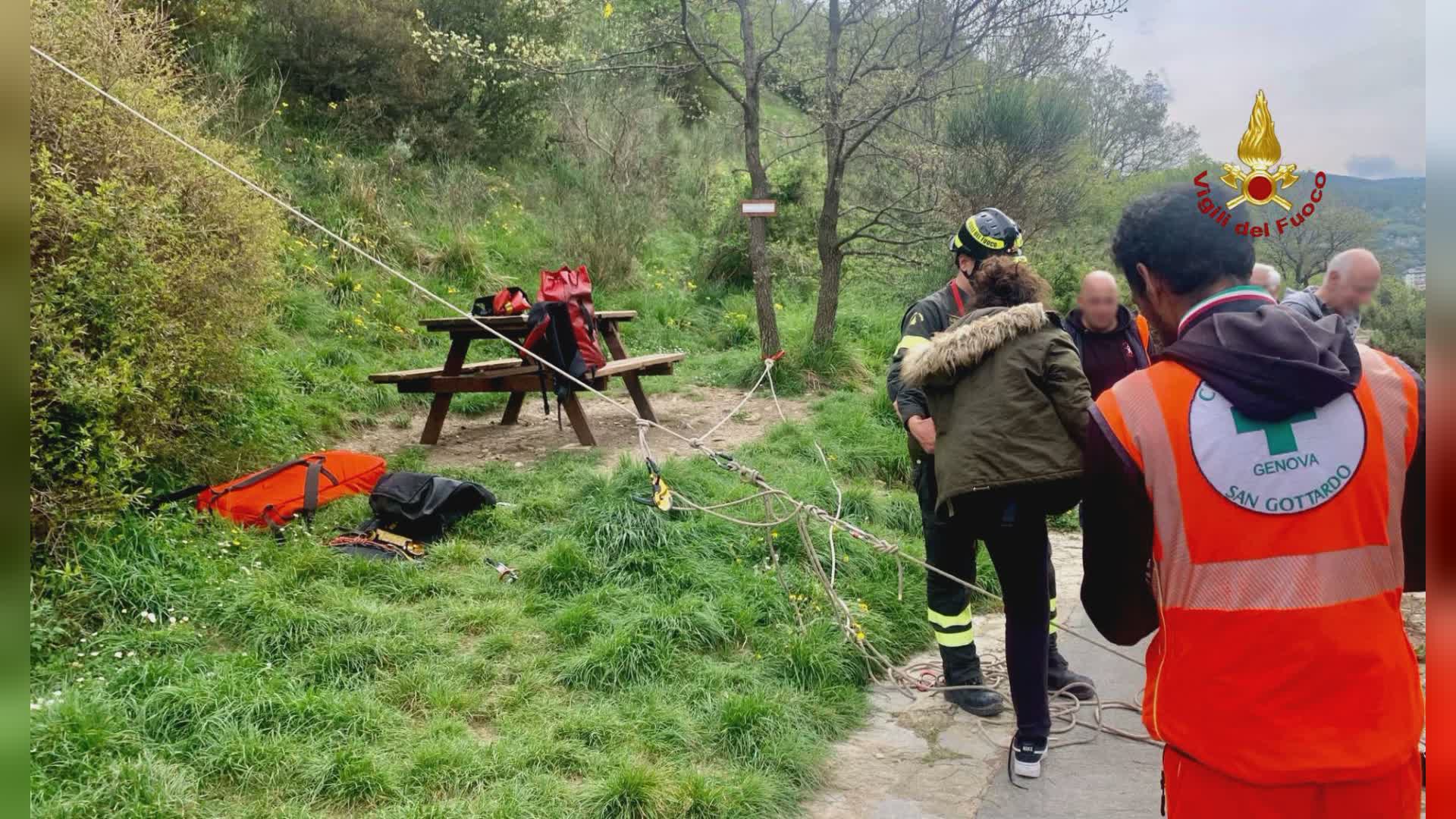 Strattonata dal cane precipita dall'Acquedotto di Genova: 25enne soccorsa dai vigili del fuoco