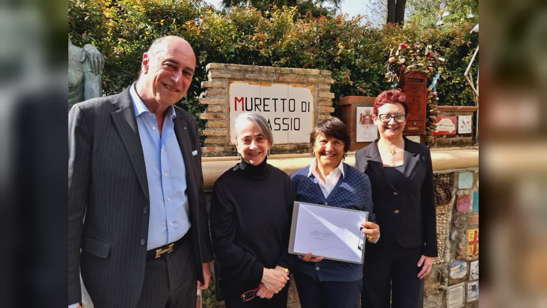 Alassio: nuova piastrella per il Muretto, a firmarla è la scrittrice Cristina Rava