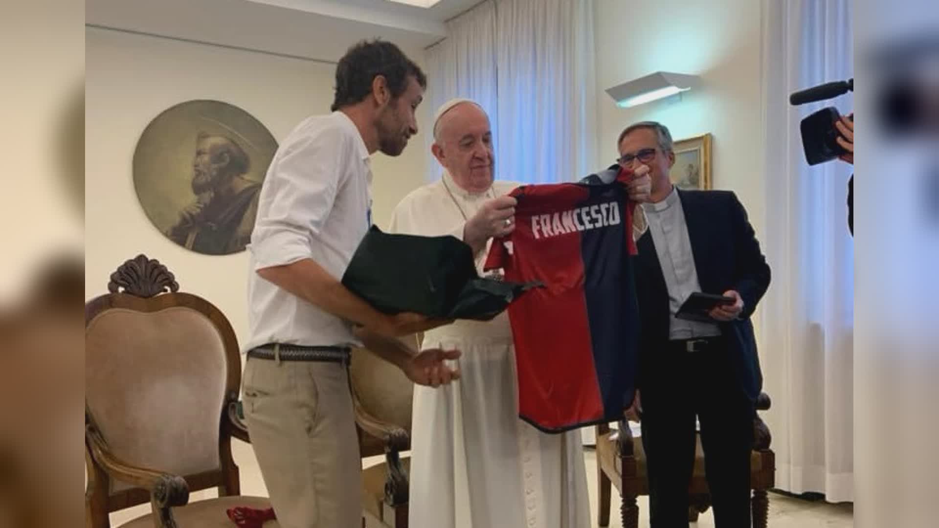 Genoa, quando Papa Francesco ricevette la maglia con il suo nome