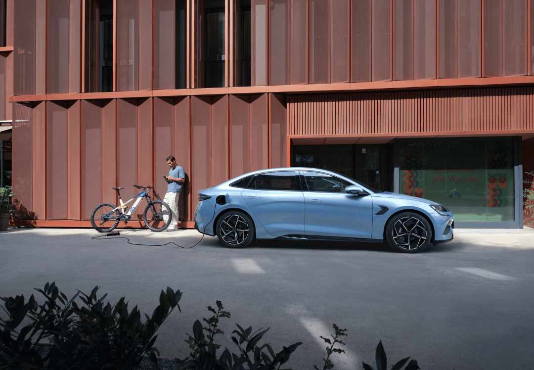 BYD cresce ancora e conquista l’1,2% in Italia, è prima nei segmenti NEV, PHEV e LCV elettrici