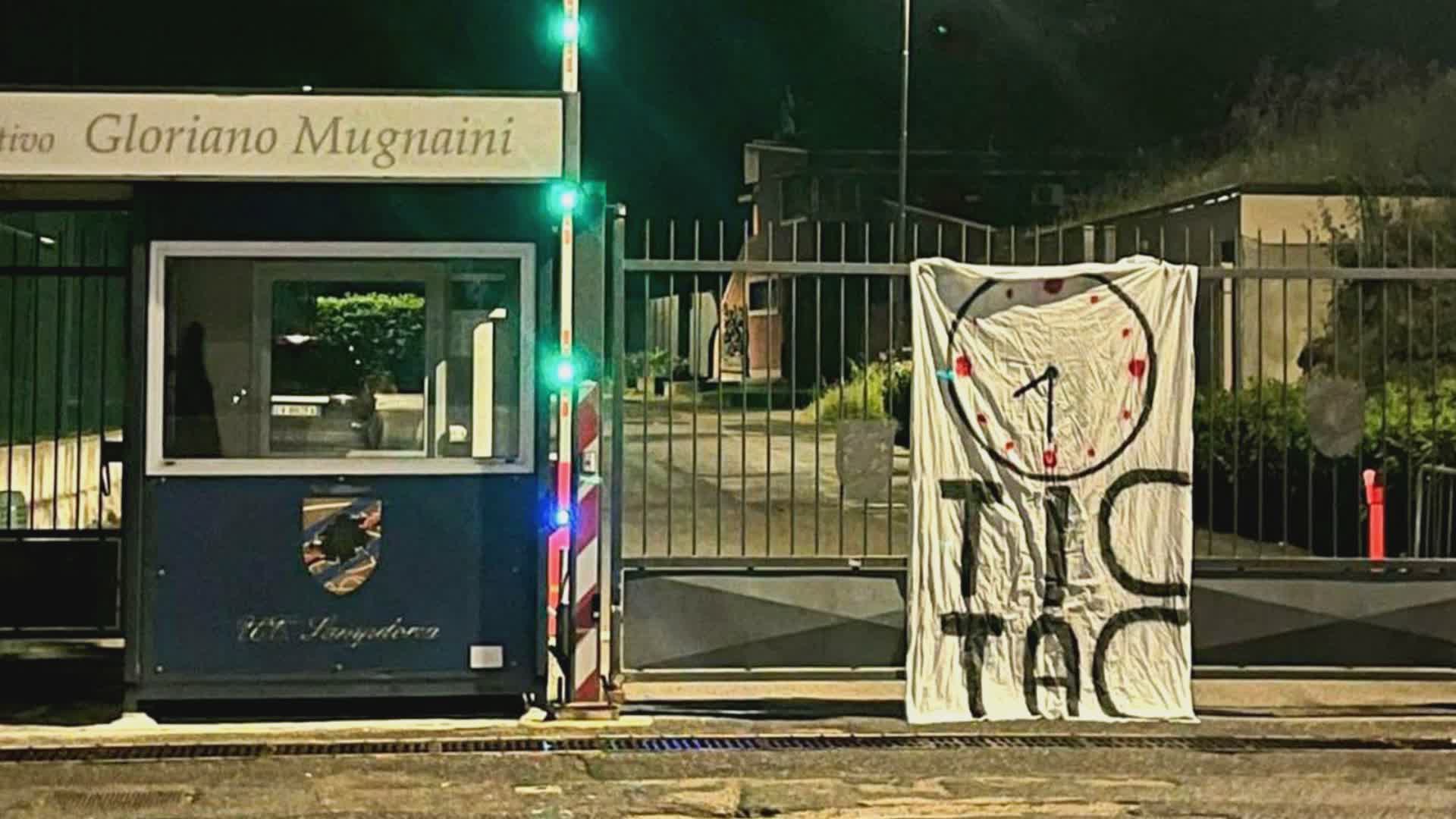 Sampdoria, striscione provocatorio ai cancelli di Bogliasco: "Timer che fa Tic Tac"