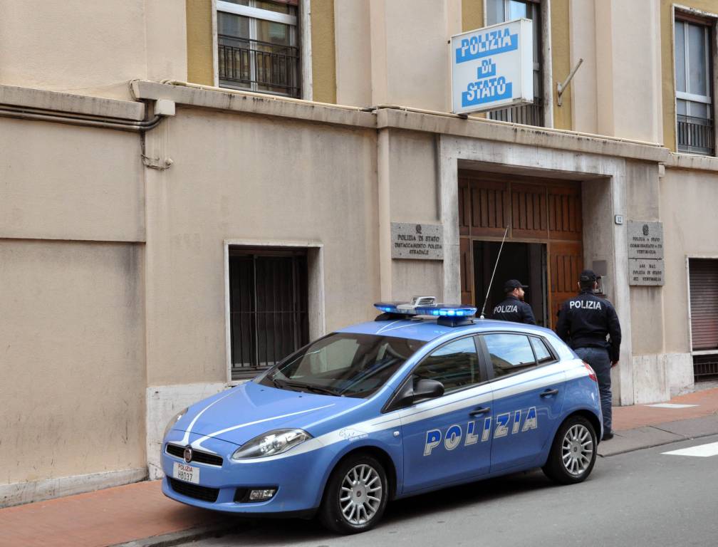 Ventimiglia, blitz della Polizia negli stabili dismessi: droga e merce falsa, quattro denunciati
