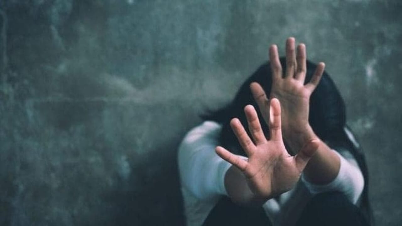 Genova, aggredisce la moglie in strada: arrestato un 40enne per maltrattamenti