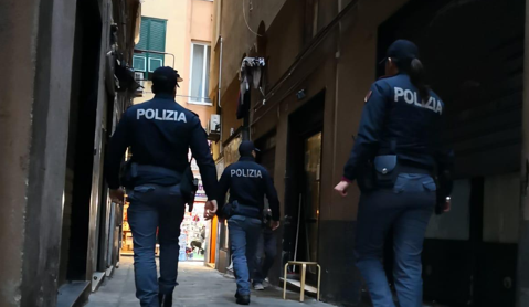 Genova, fugge al controllo in centro e tenta di ingoiare cocaina: arrestato un 40enne