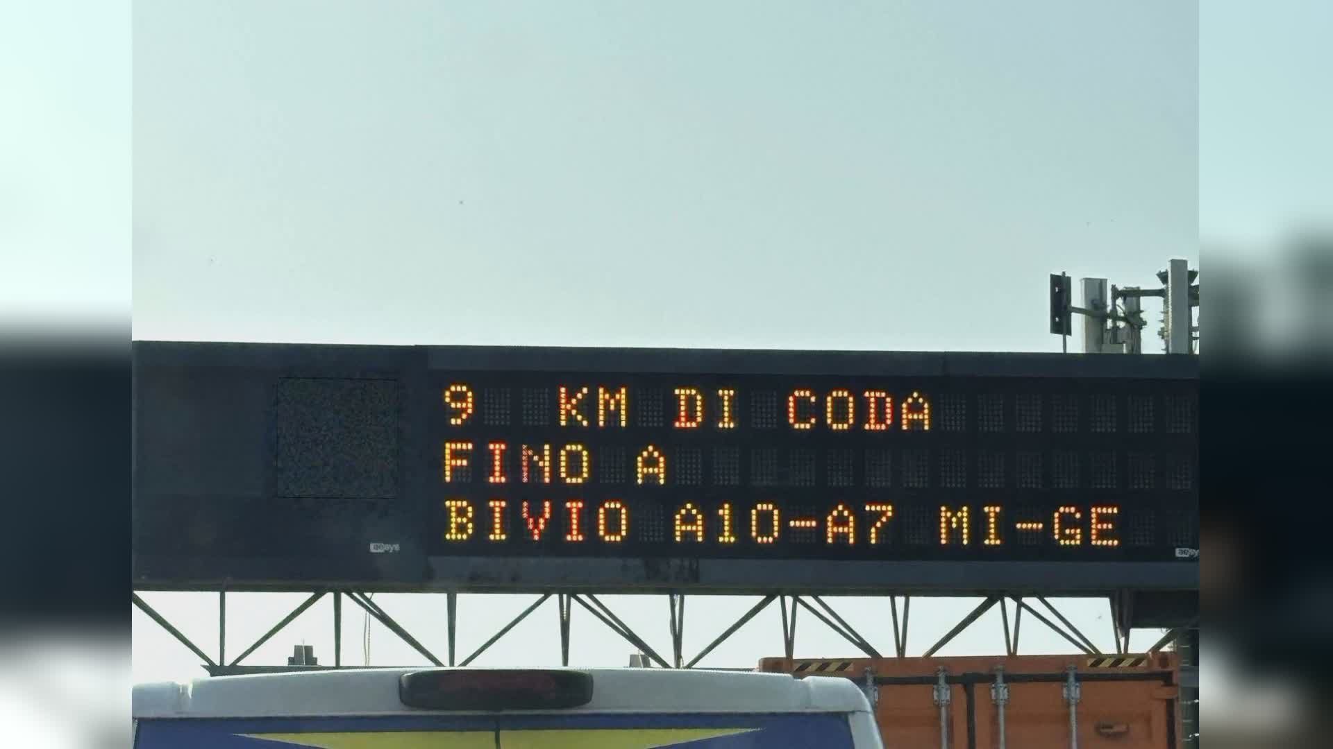 Maxi tamponamento sulla A7, due feriti e lunghe code verso Genova