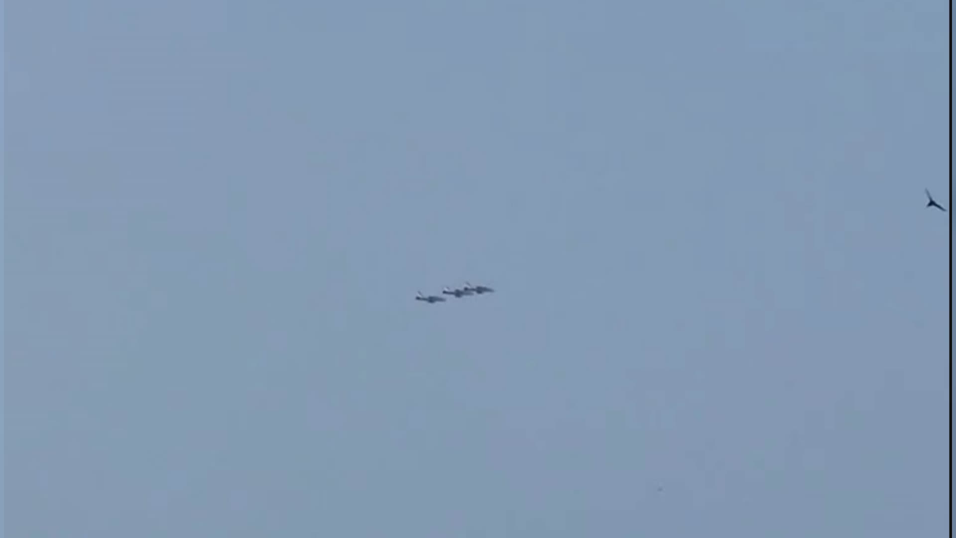 Frecce tricolori avvistate nel cielo di Genova: prove generali per l'arrivo della Vespucci