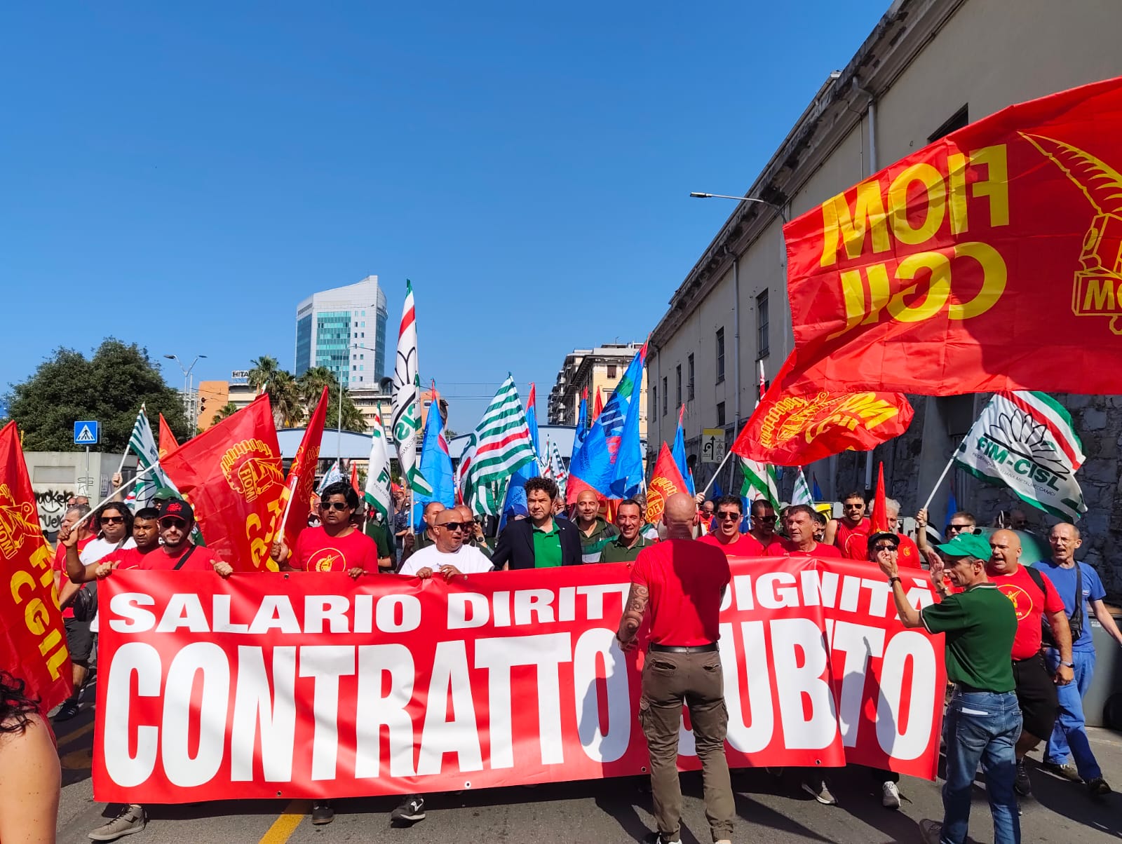 Sciopero e doppio corteo a Genova: disagi a trasporto pubblico locale e viabilità 