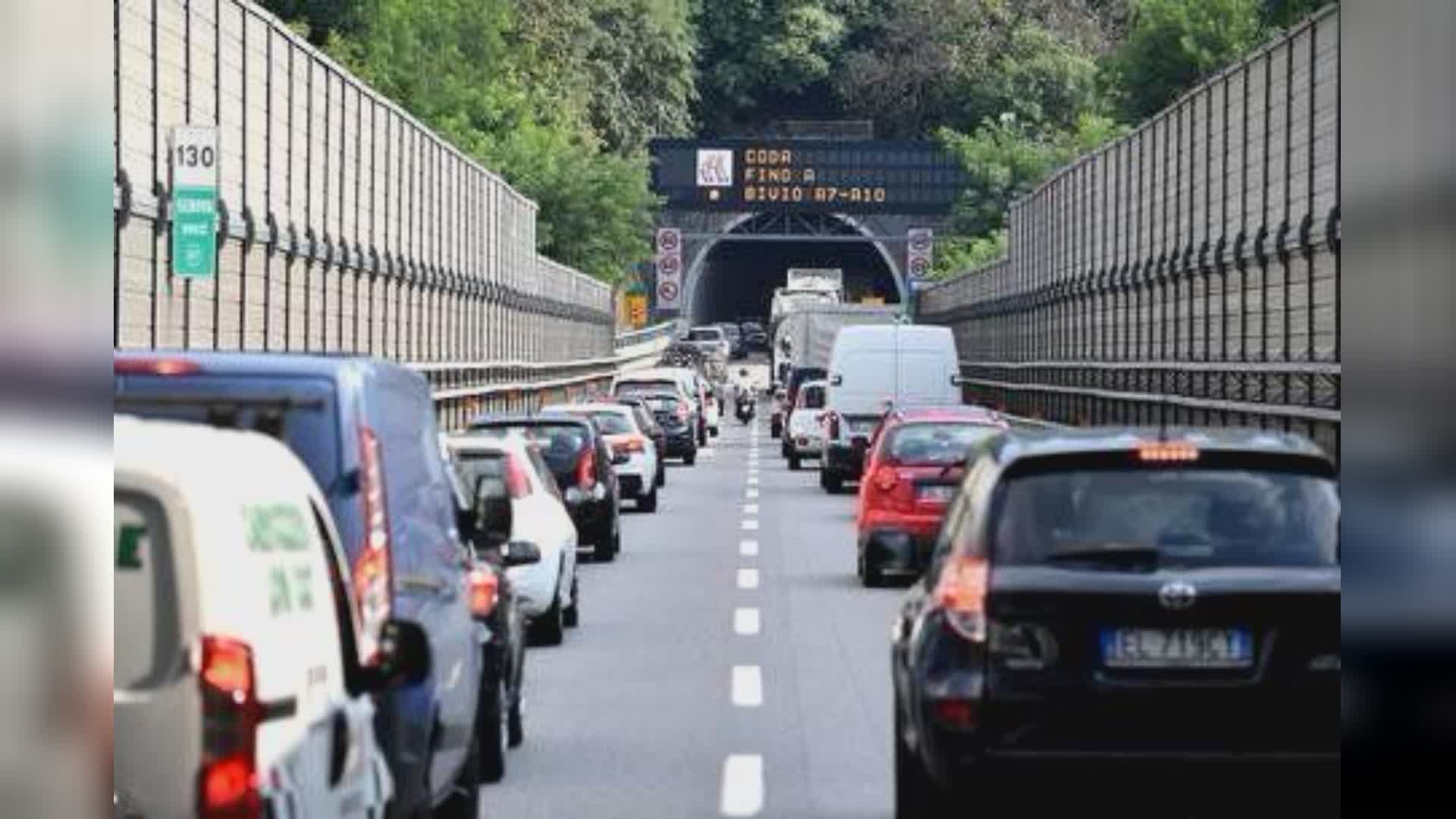 Genova: A10, incidente tra Pegli e Pra', quattro feriti e cinque veicoli coinvolti, coda fino a 7 km in direzione Ponente