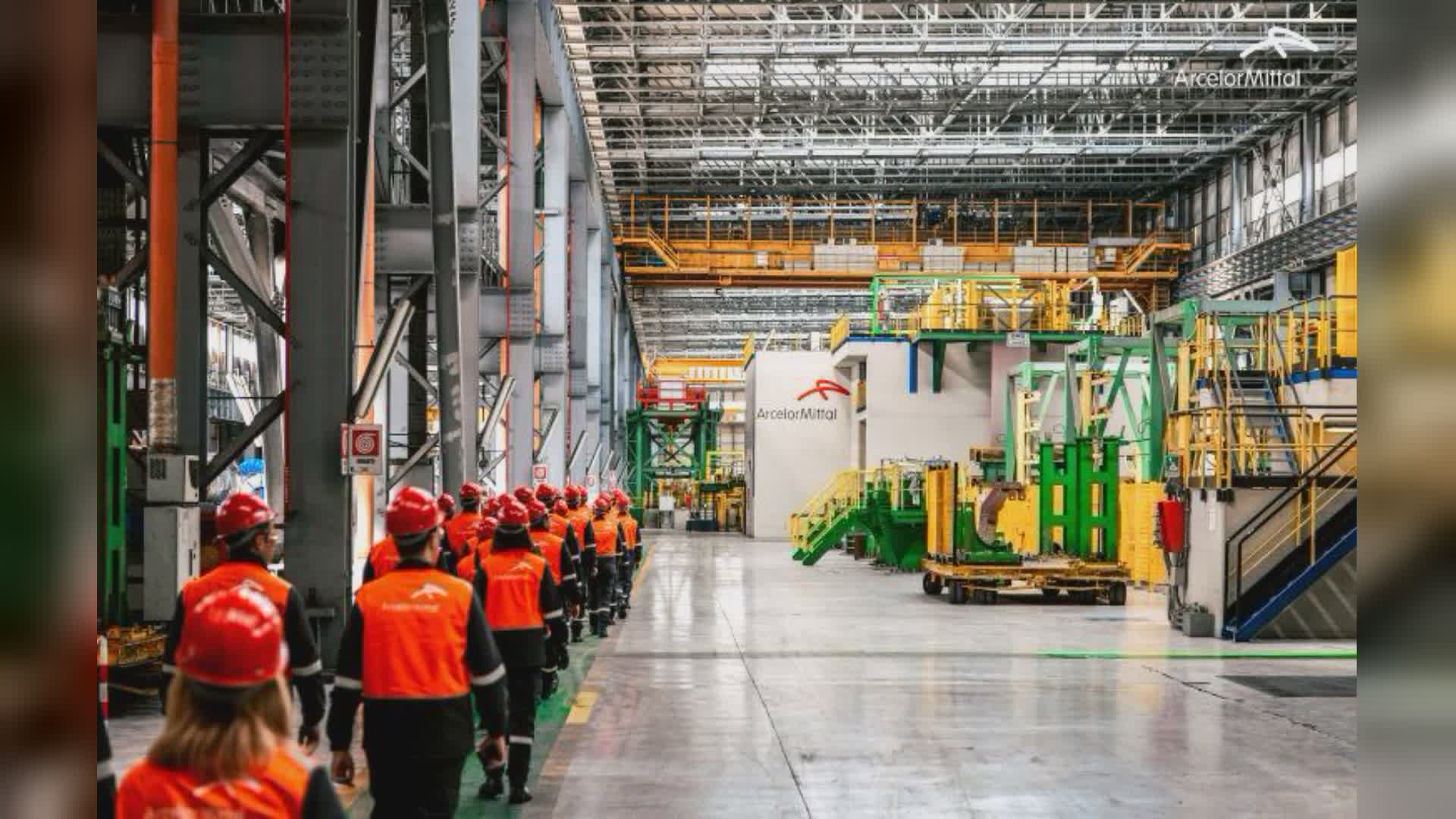 Ex Ilva, Urso: "Tre forni elettrici a Taranto, poi valutiamo Genova"