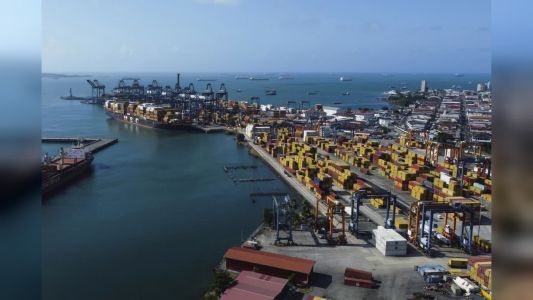 CK Hutchison rinvia al 2026 la maxi cessione dei suoi terminal portuali