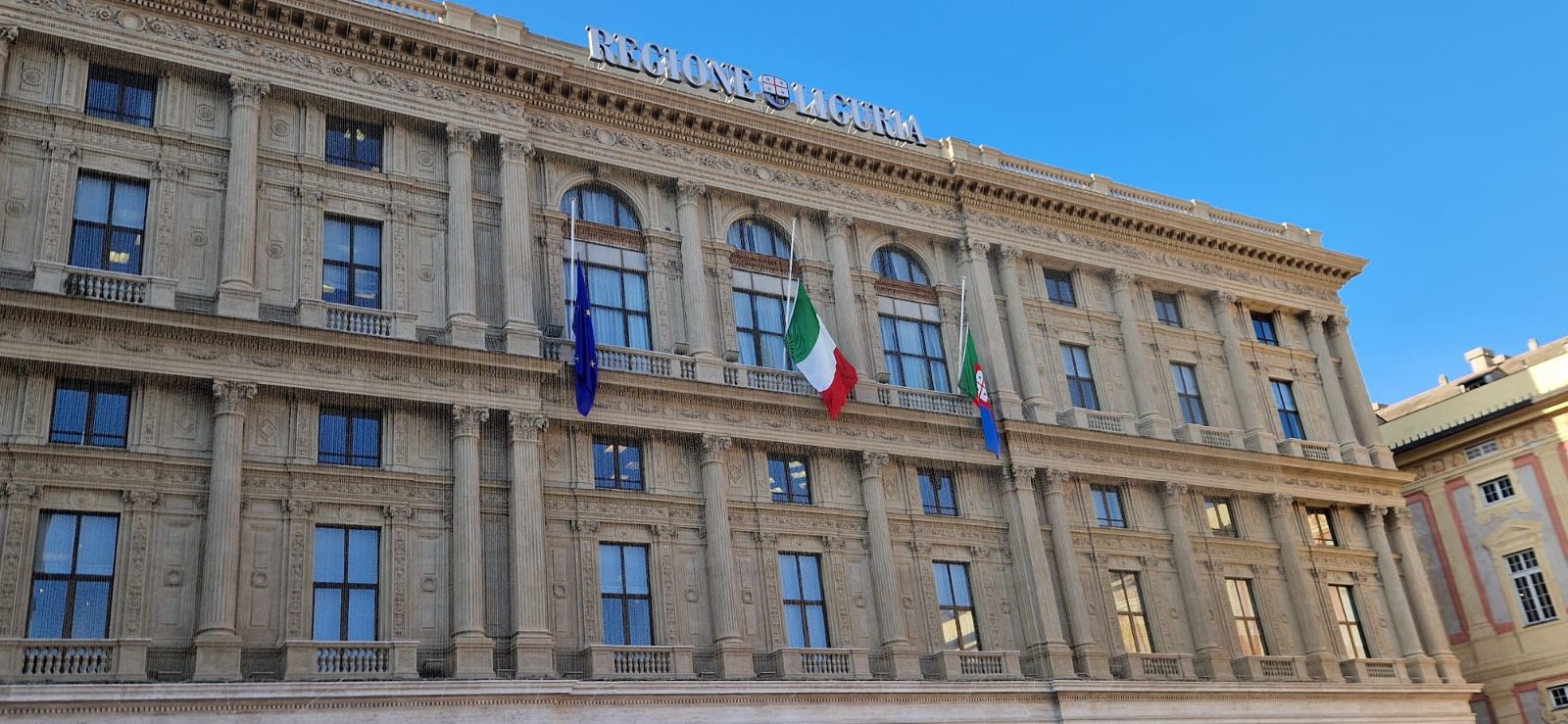 Bandiere a mezz’asta sul Palazzo della Regione Liguria in memoria dei tre carabinieri caduti nel Veronese