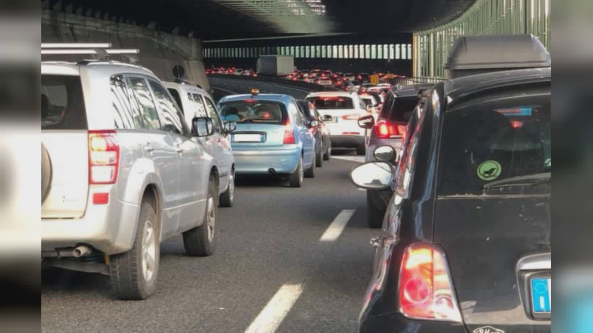 Auto si ribalta in autostrada A12 tra Chiavari e Rapallo, quattro feriti