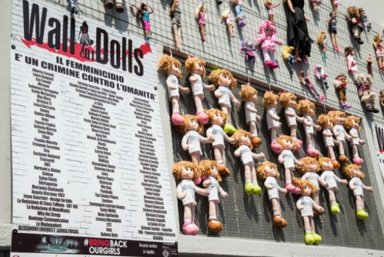 Genova, “Rompi il silenzio”: happening contro la violenza sulle donne sotto il Muro delle Bambole