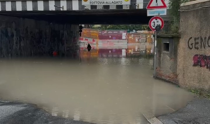 Liguria: Ponente genovese flagellato dal maltempo, Aurelia riaperta ad Arenzano (VIDEO)