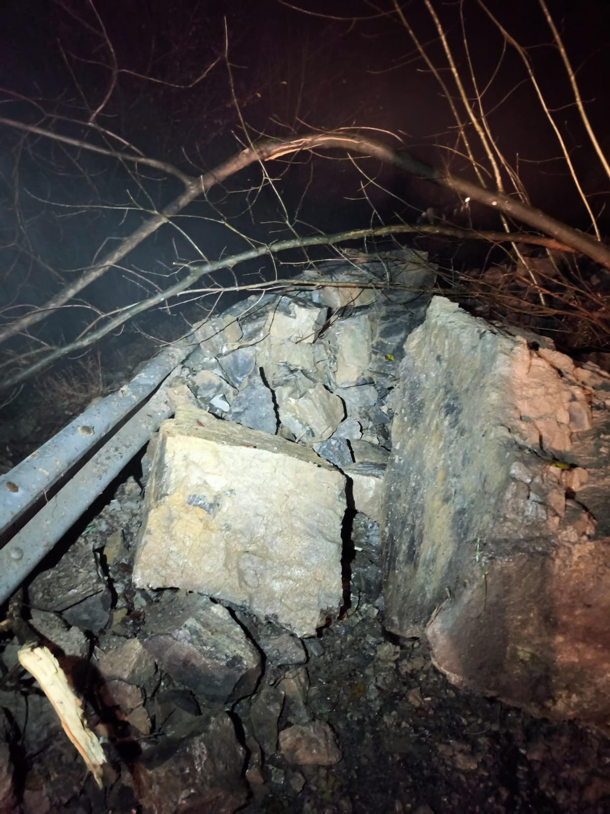 Isola del Cantone: nuova frana nella frazione di Griffoglieto, otto persone isolate