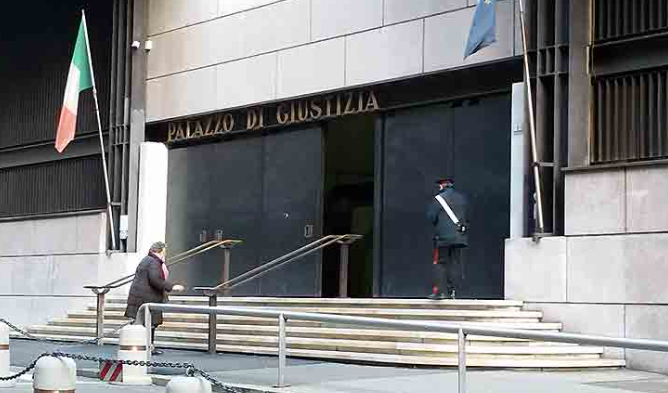 Genova: crollo di una pensilina al palazzo di Giustizia