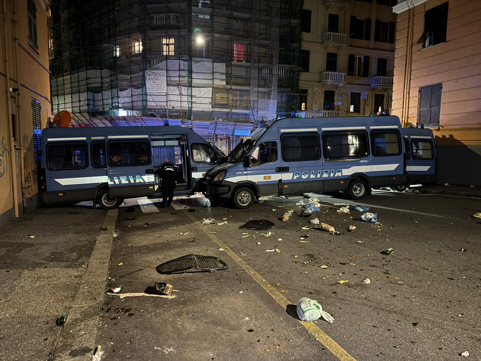 Genova, bilancio pesante scontri Antifa-Polizia: feriti 8 agenti. Bucci: "Nessuna giustificazione". Salis: "Spazio a dissenso ma no a violenza"