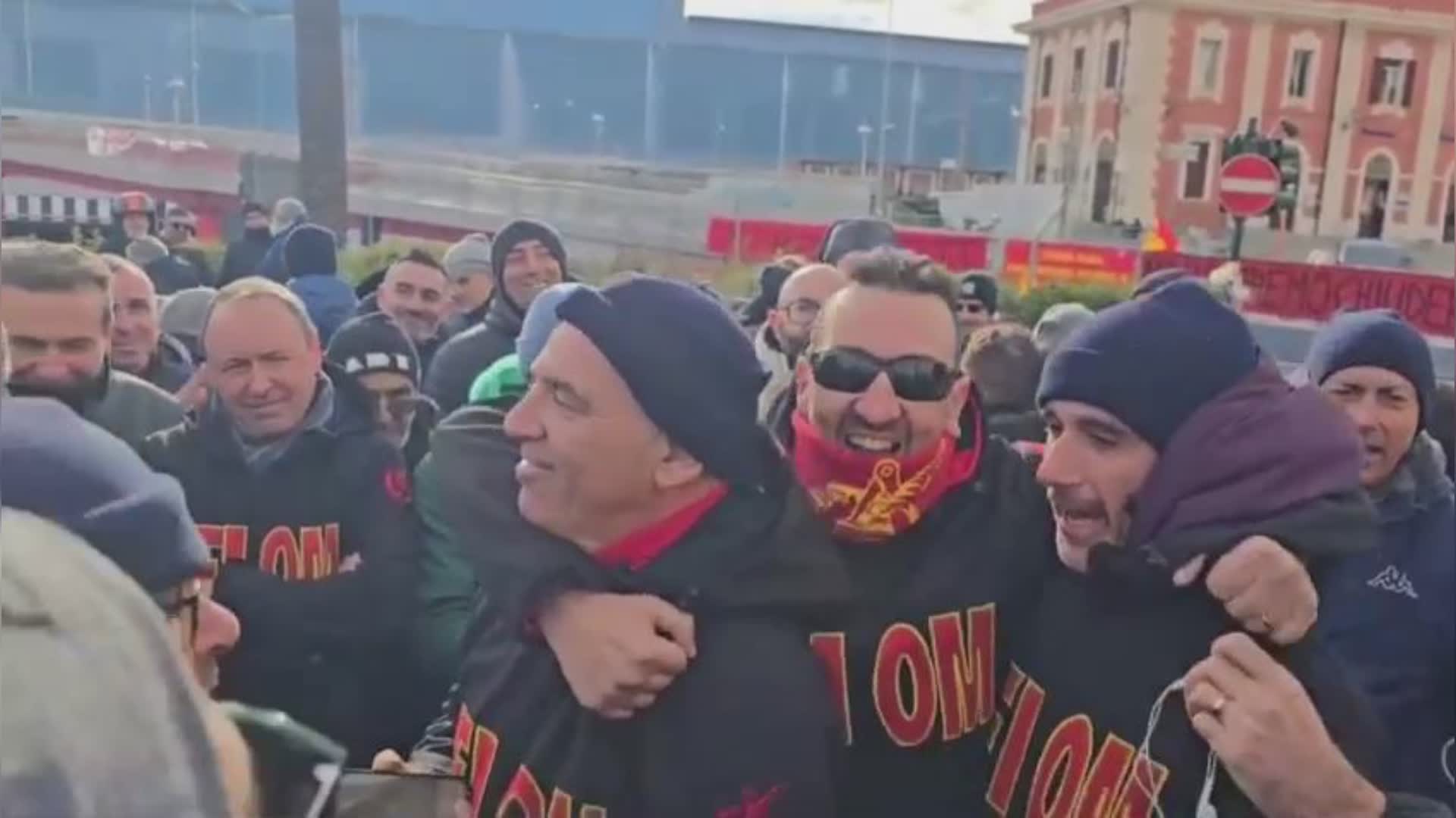 Ex Ilva, i lavoratori ringraziano Genova e si scusano per i disagi: "Non potevamo fare altrimenti, c'erano mille posti da salvare"