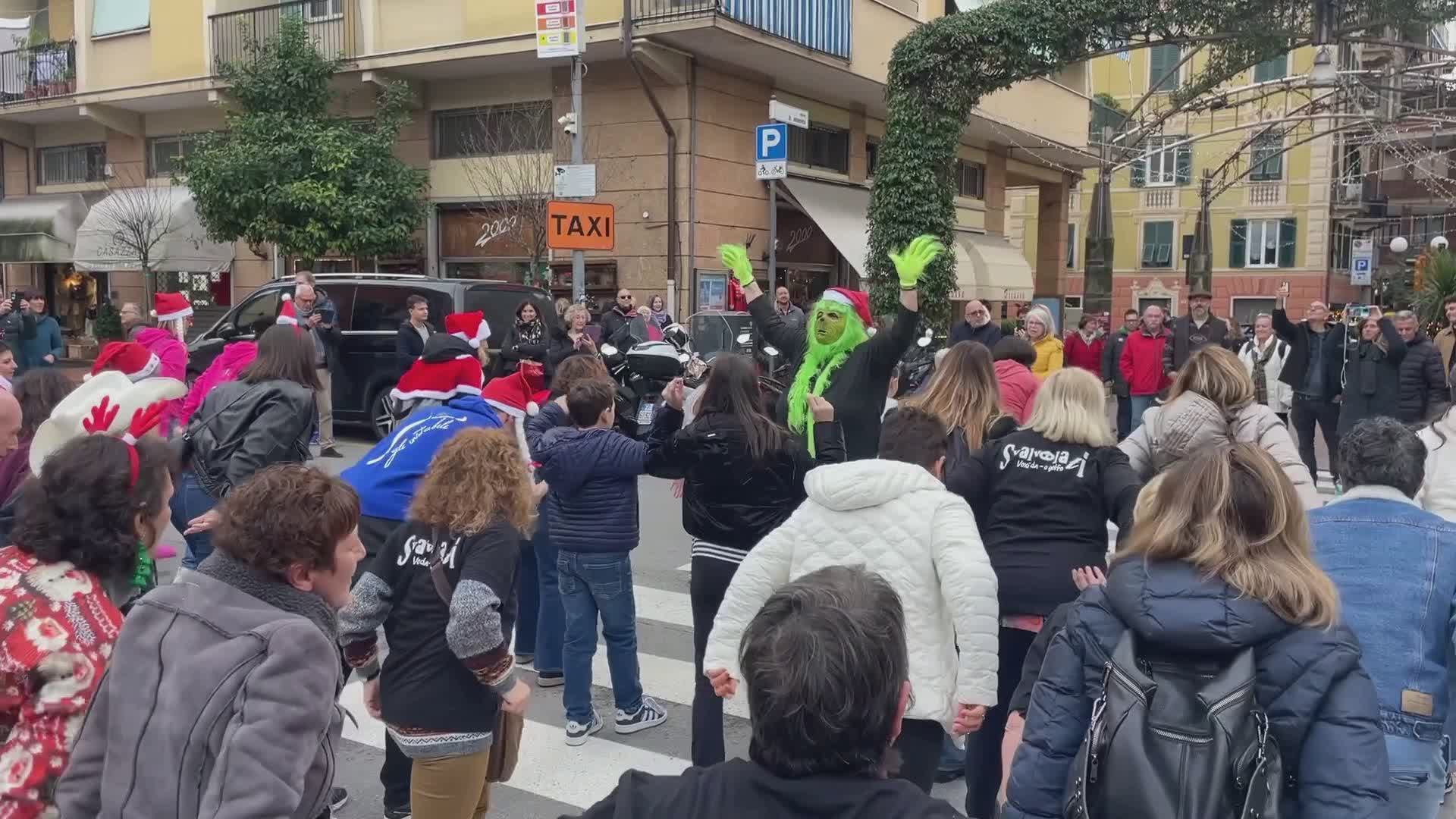 Recco: successo per il flash mob "Natale insieme è meglio". Sindaco Gandolfo: "Solidarietà nel Dna della nostra gente"