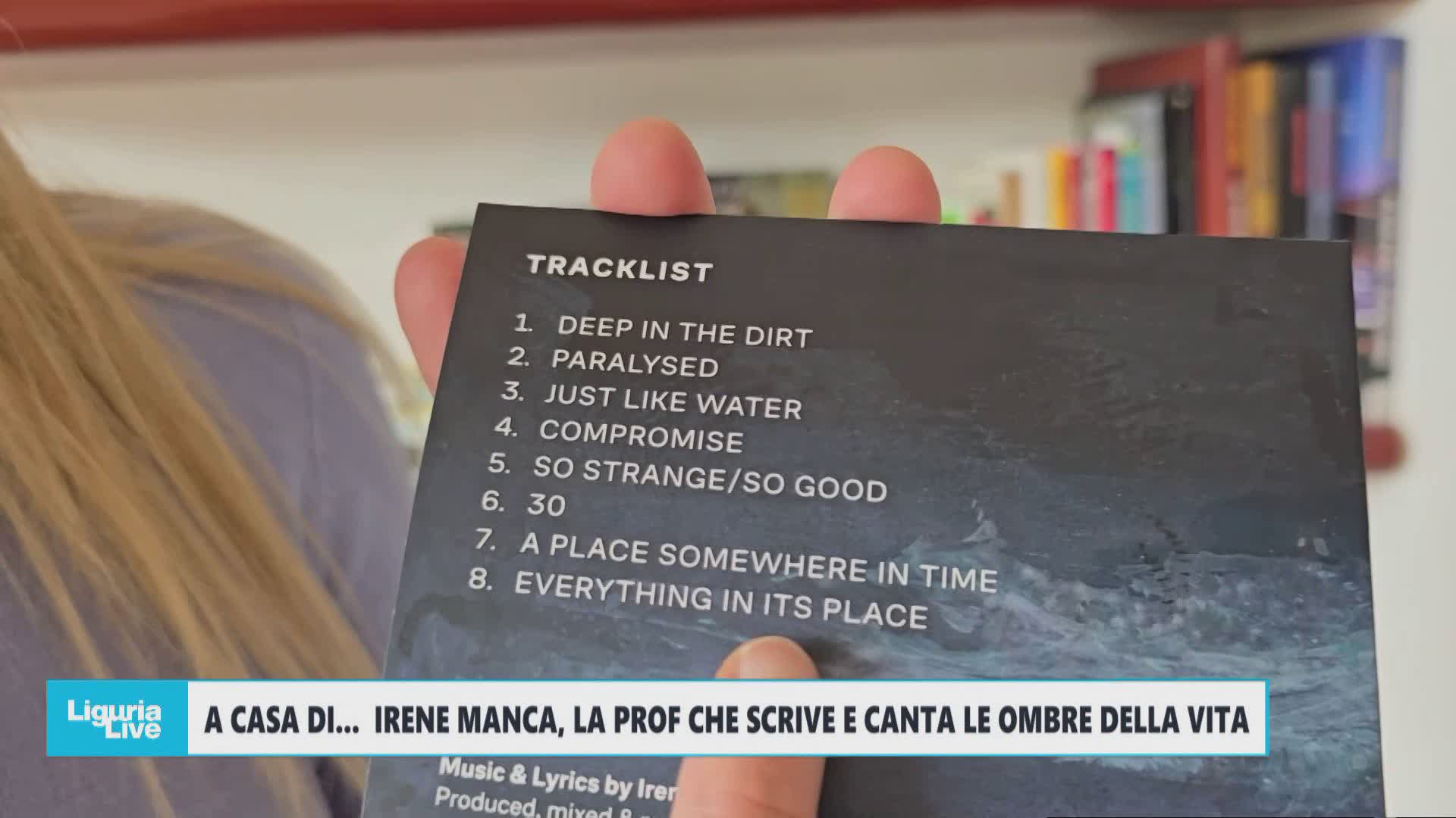 A casa di… Irene Manca, la professoressa che scrive e canta le ombre della vita