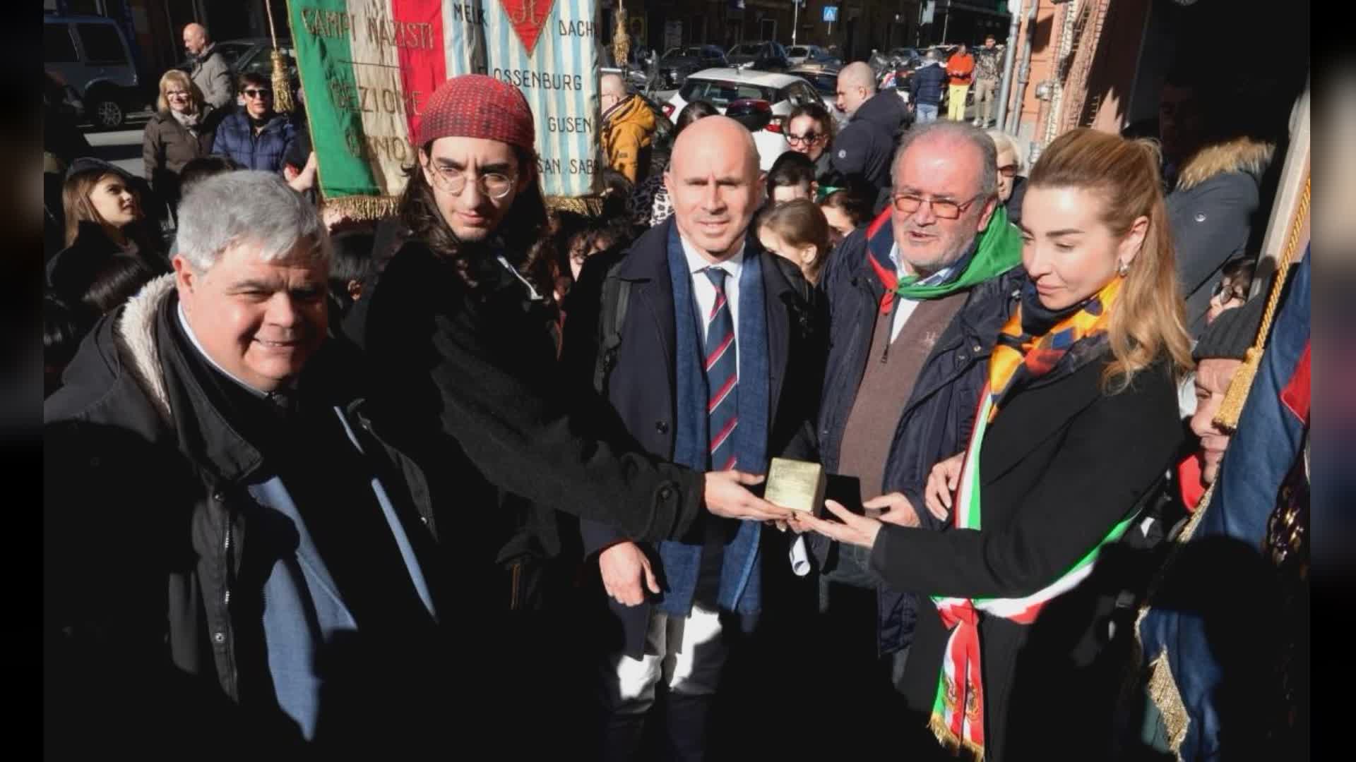 Genova, posata pietra d'inciampo in via Fillak per Antonio Milani. Salis: "Memoria guarda al passato e si proietta nel futuro"