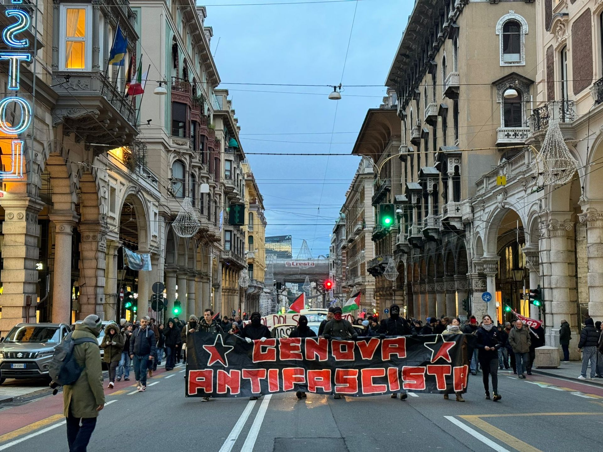 Pomeriggio di traffico e tensione: occhi puntati su piazza Alimonda per il corteo di Genova Antifascista