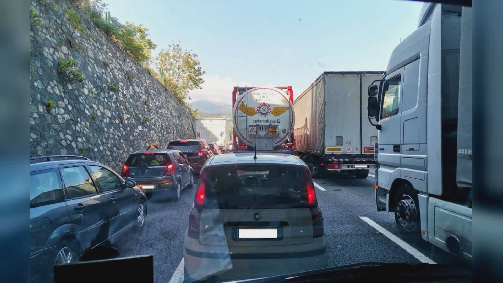 Incidente sulla A10 tra Varazze e Celle Ligure: auto ribaltata e 4 km di coda verso Savona