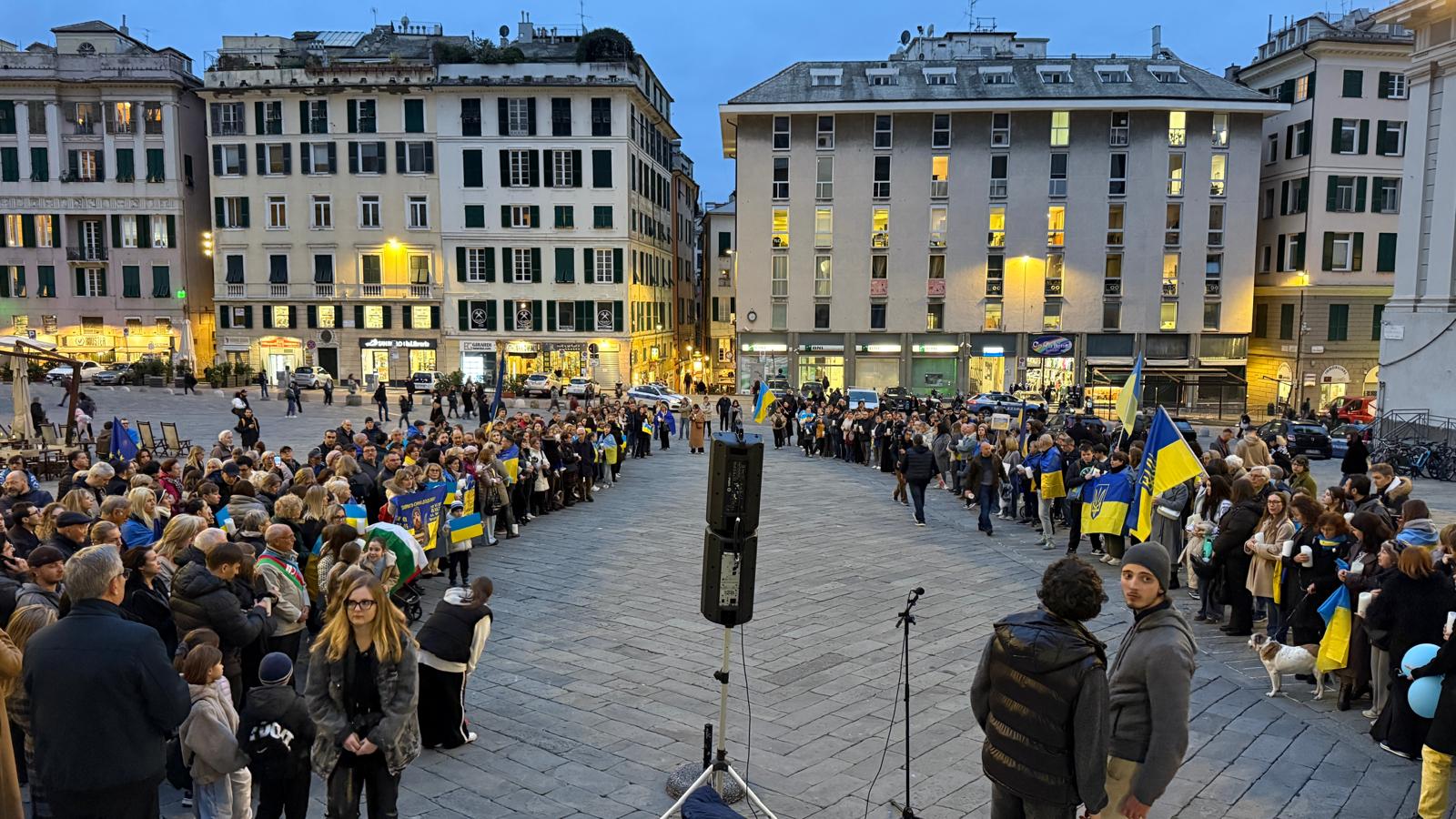 Genova celebra il quinto anniversario dell’invasione russa con i colori dell’Ucraina in Piazza De Ferrari