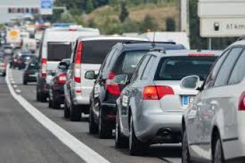 Genova, mezzo pesante in avaria in via Adua, traffico deviato
