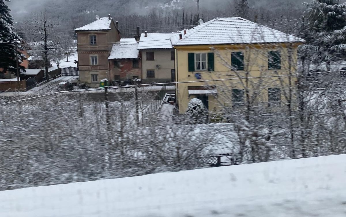Notte di intense nevicate nel savonese e nelle valli genovesi
