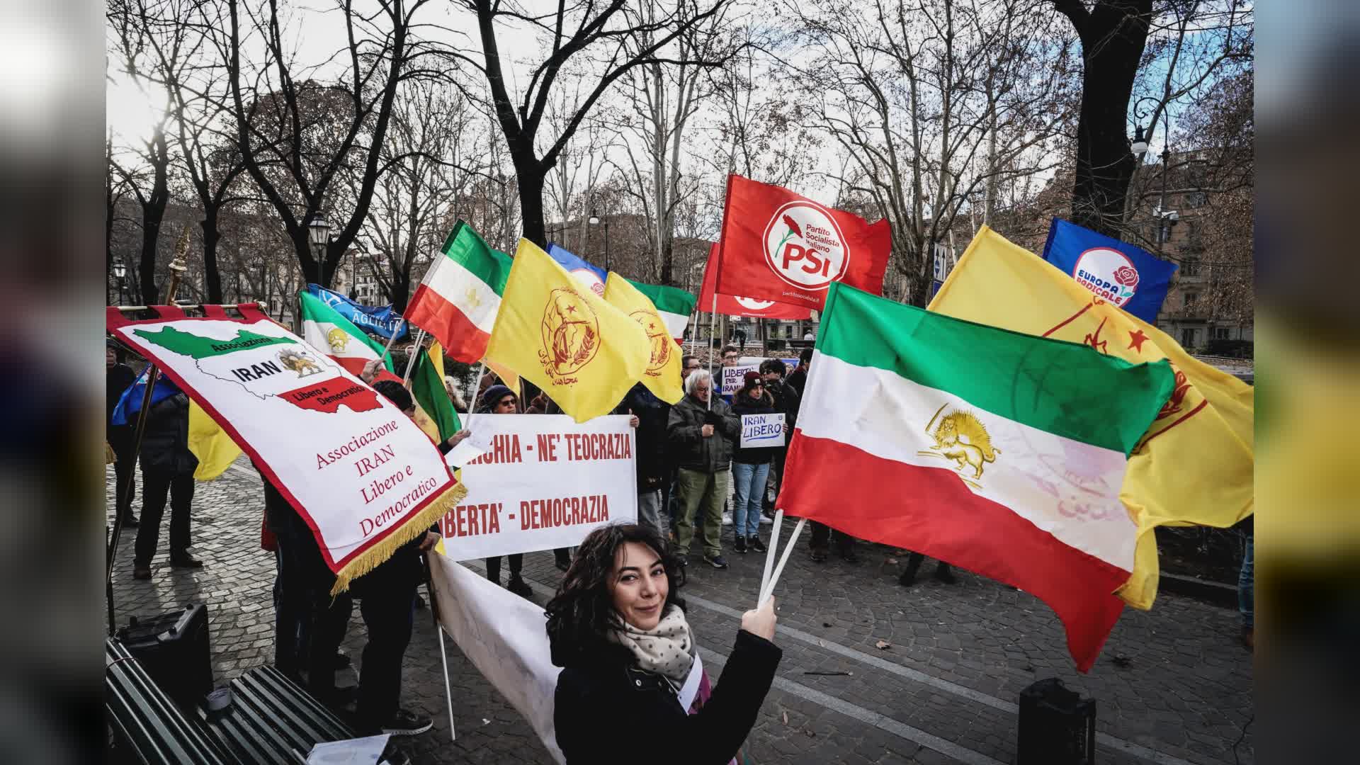 Genova, presidio in piazza De Ferrari contro la guerra in Iran