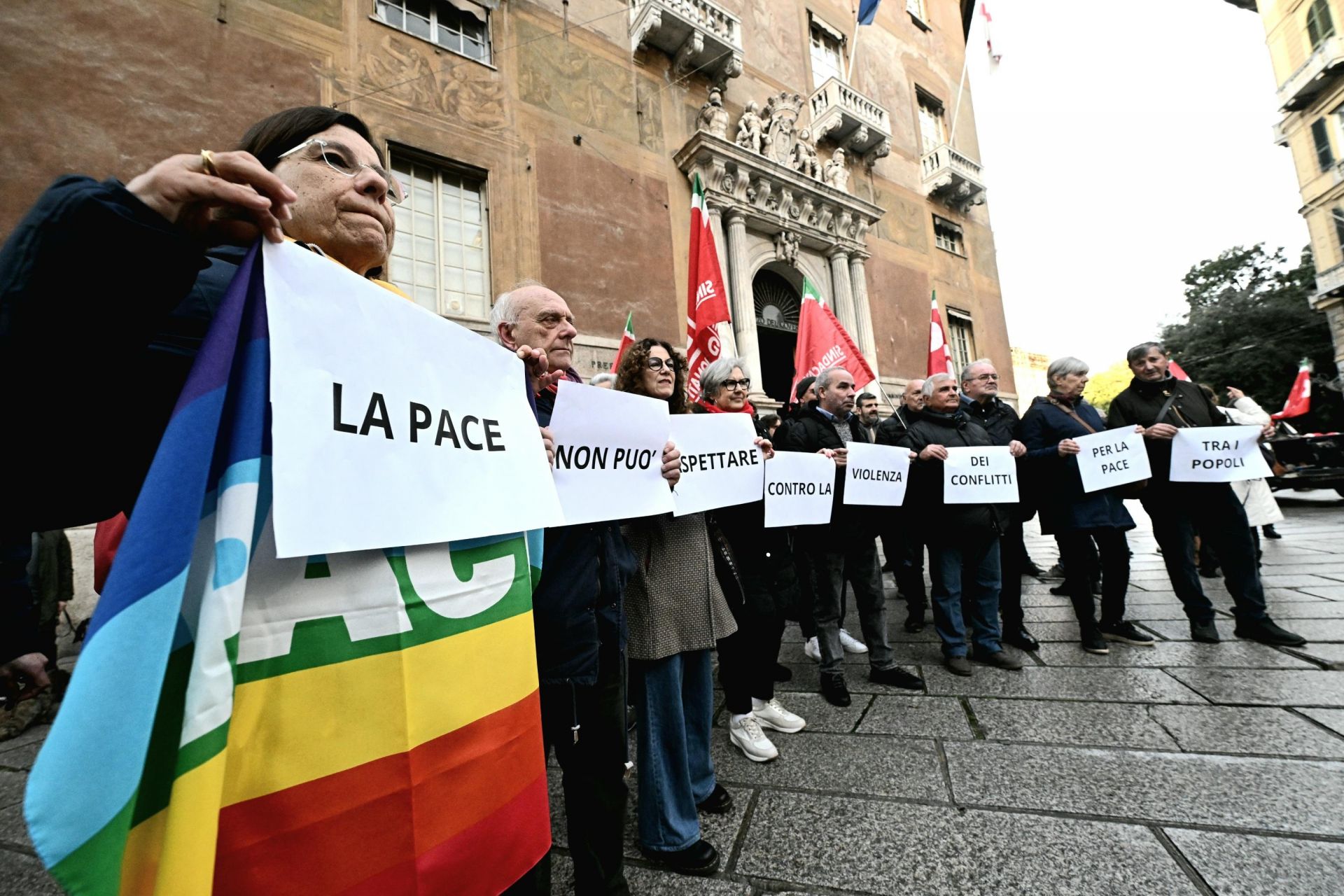 Genova, "La pace non può aspettare": flash mob davanti alla Prefettura