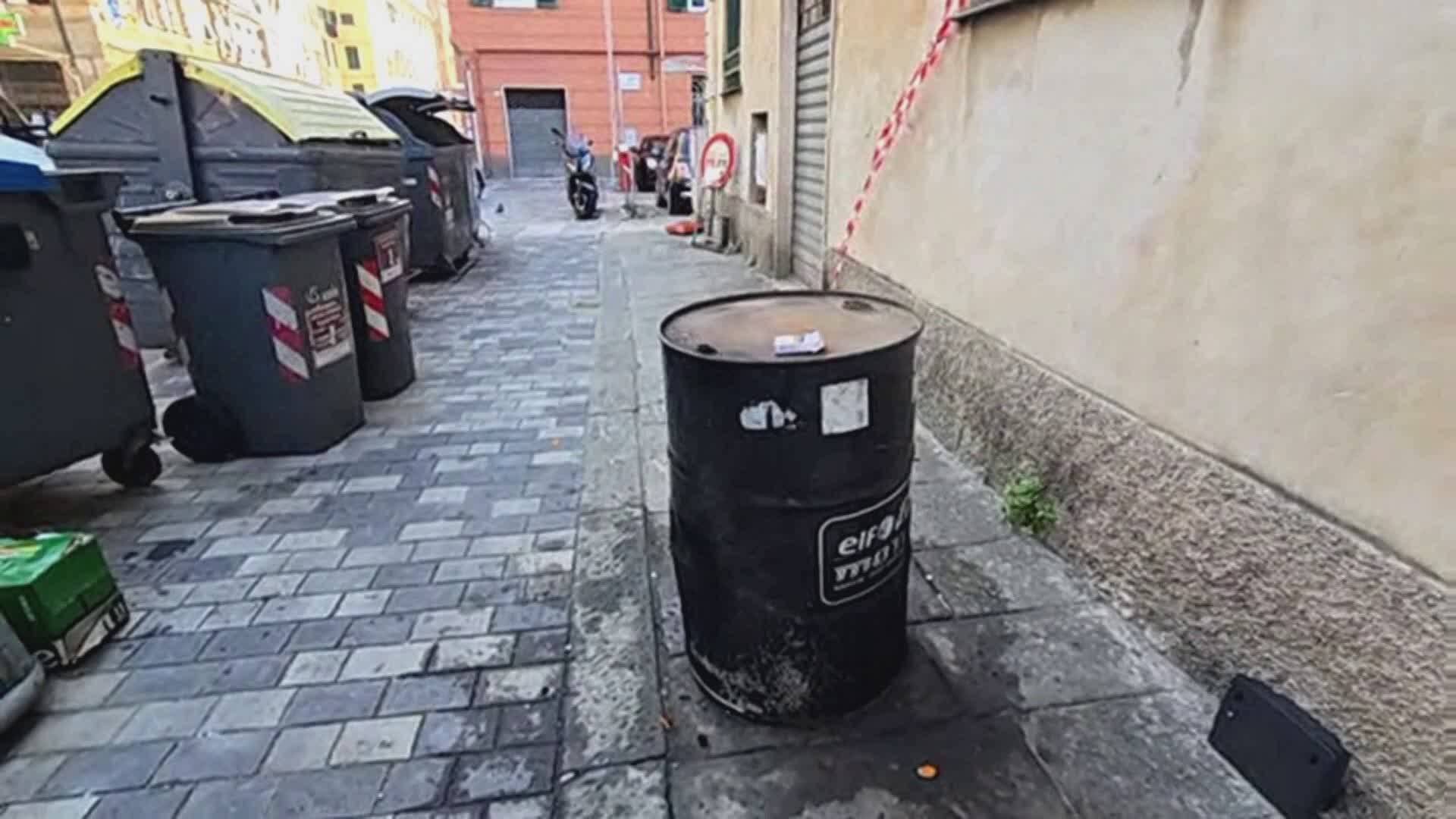 Emergenza degrado a Sampierdarena: fusto abbandonato da anni vicino al nuovo parco lineare