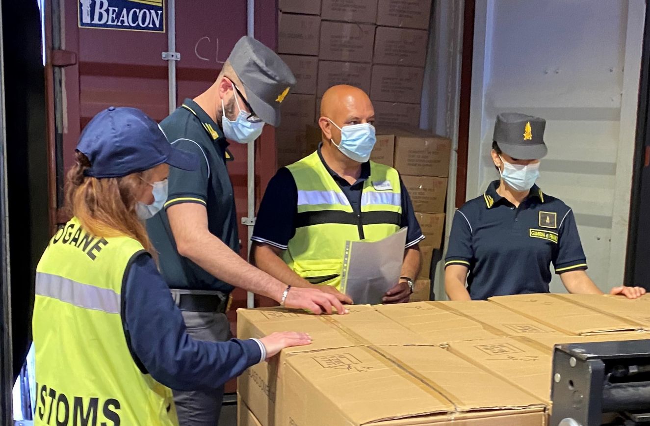Droga nascosta tra abiti per bambini: sequestrati 5 chili di marijuana a Genova