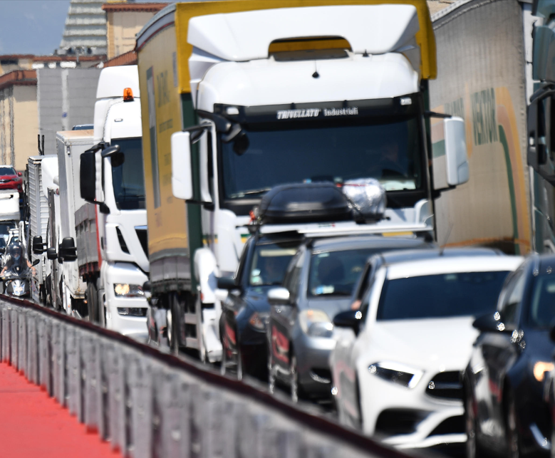 Pasquetta, traffico e incidenti: code in A7 verso Milano e in A10  verso la A26