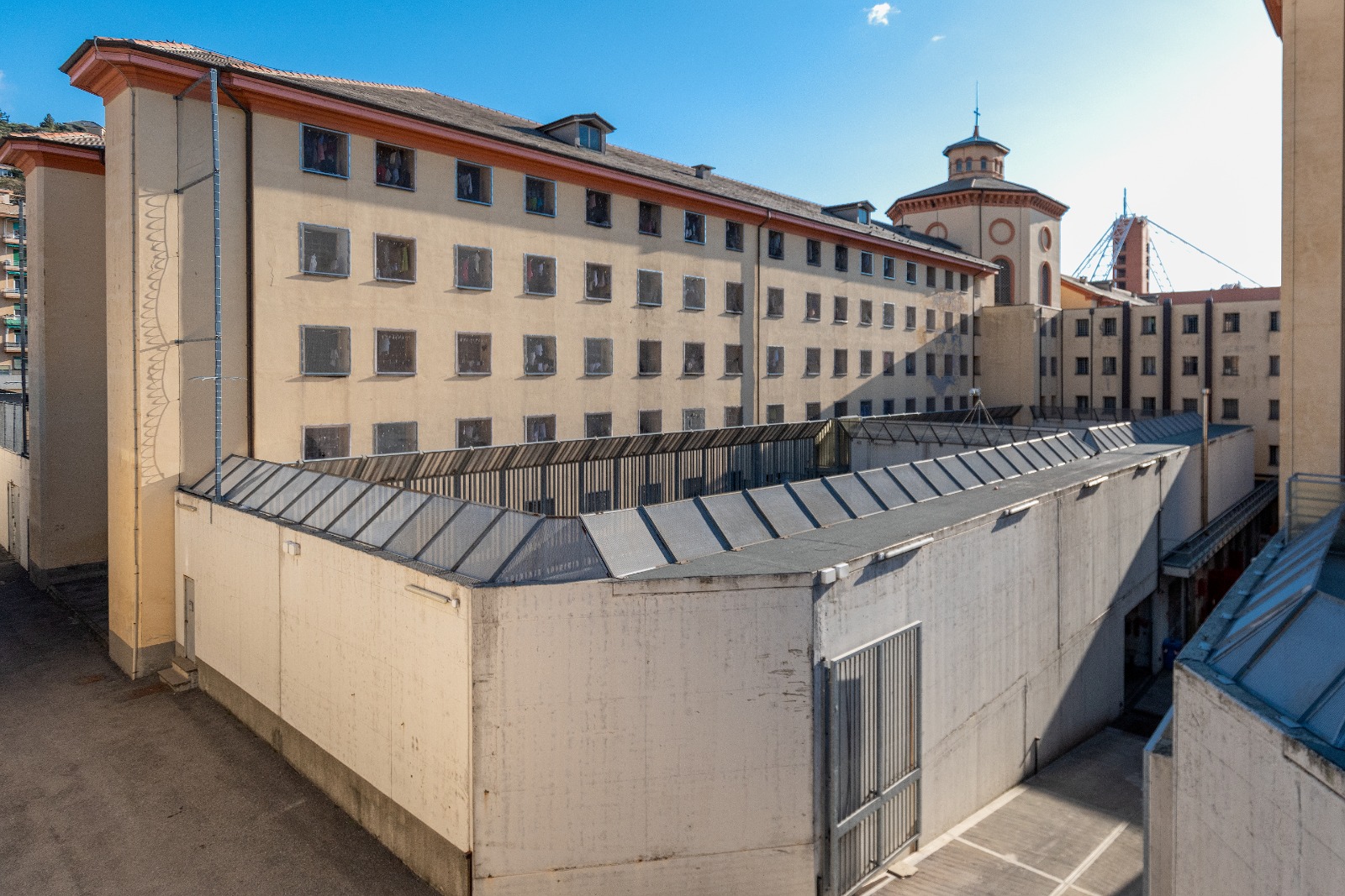 Genova, carcere di Marassi, alta tensione: cella incendiata, agente aggredito