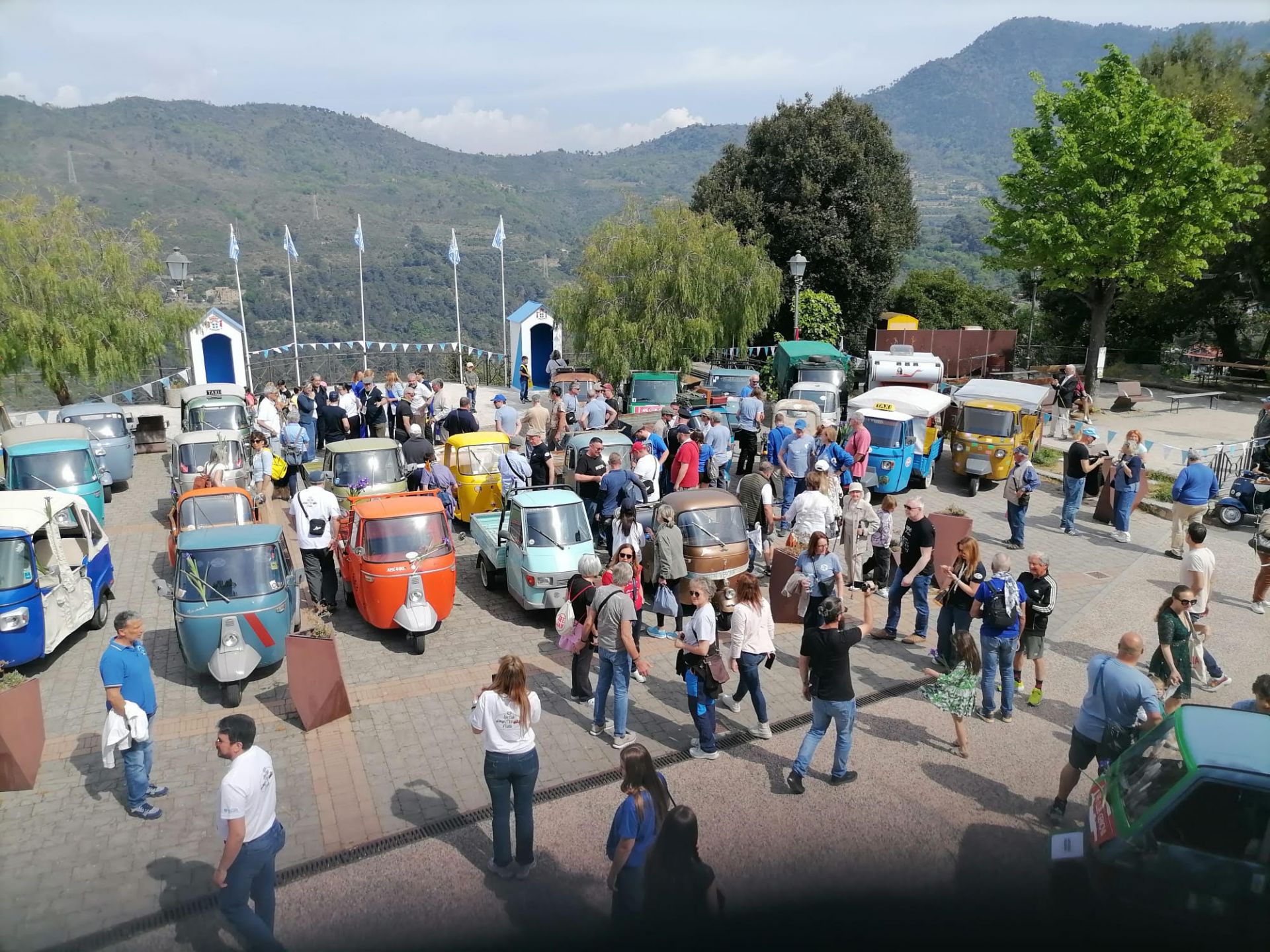 Vallebona, la pazzia per l'Ape: al raduno si arriva su tre ruote da ogni angolo di Liguria e non solo