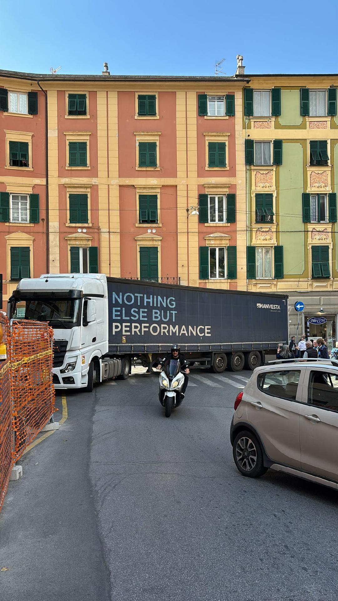 Nervi, autoarticolato resta bloccato in via Oberdan. Oltre un'ora per liberare la strada