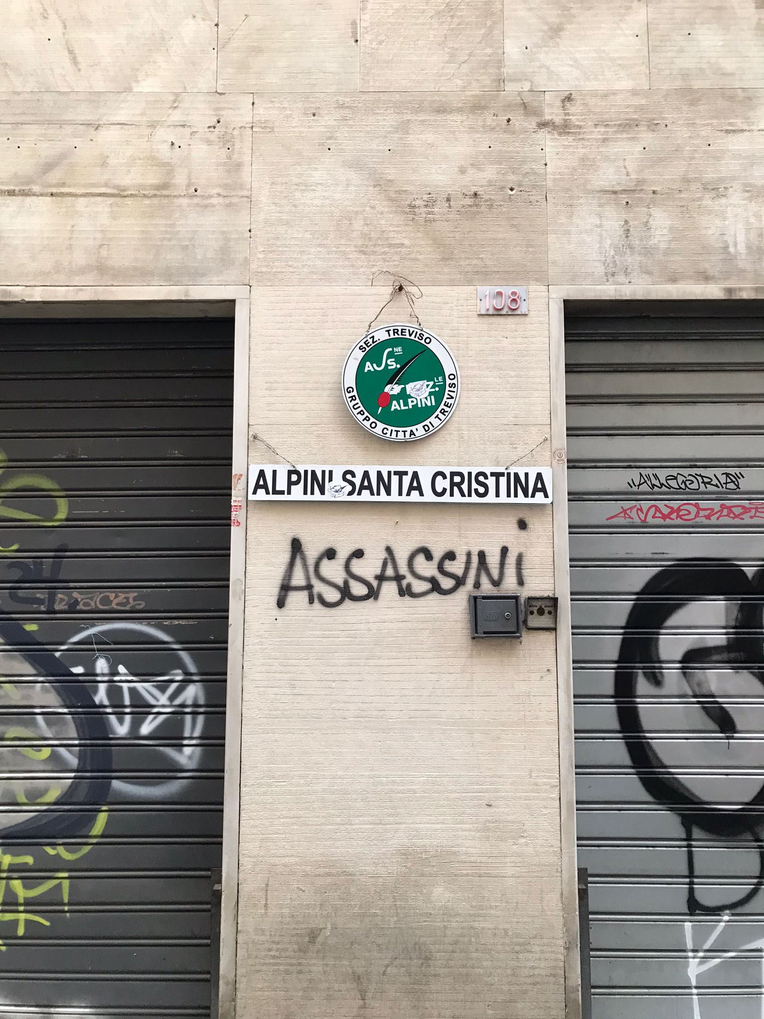 Genova, nuove scritte contro gli Alpini. Imbrattata piazza Soziglia