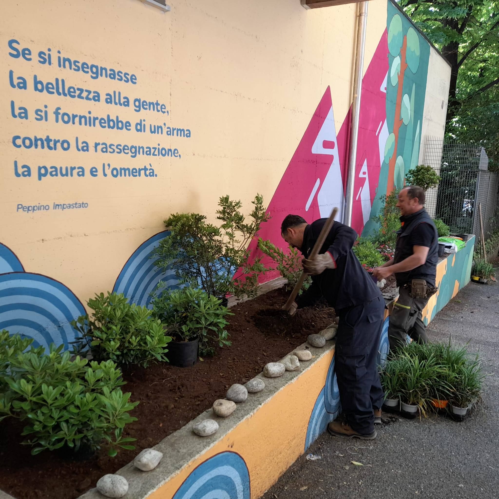 Murales dedicato a Peppino Impastato riqualifica muraglione in via G.B. D'Albertis