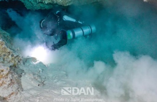 Maldive, le prime immagini della 'grotta degli squali' fatale a cinque sub italiani: “La visibilità sparisce in pochi secondi”