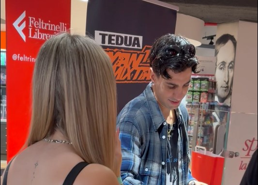 Genova. bagno di folla per il rapper Tedua: fan in coda per ore in via Ceccardi e via Venti