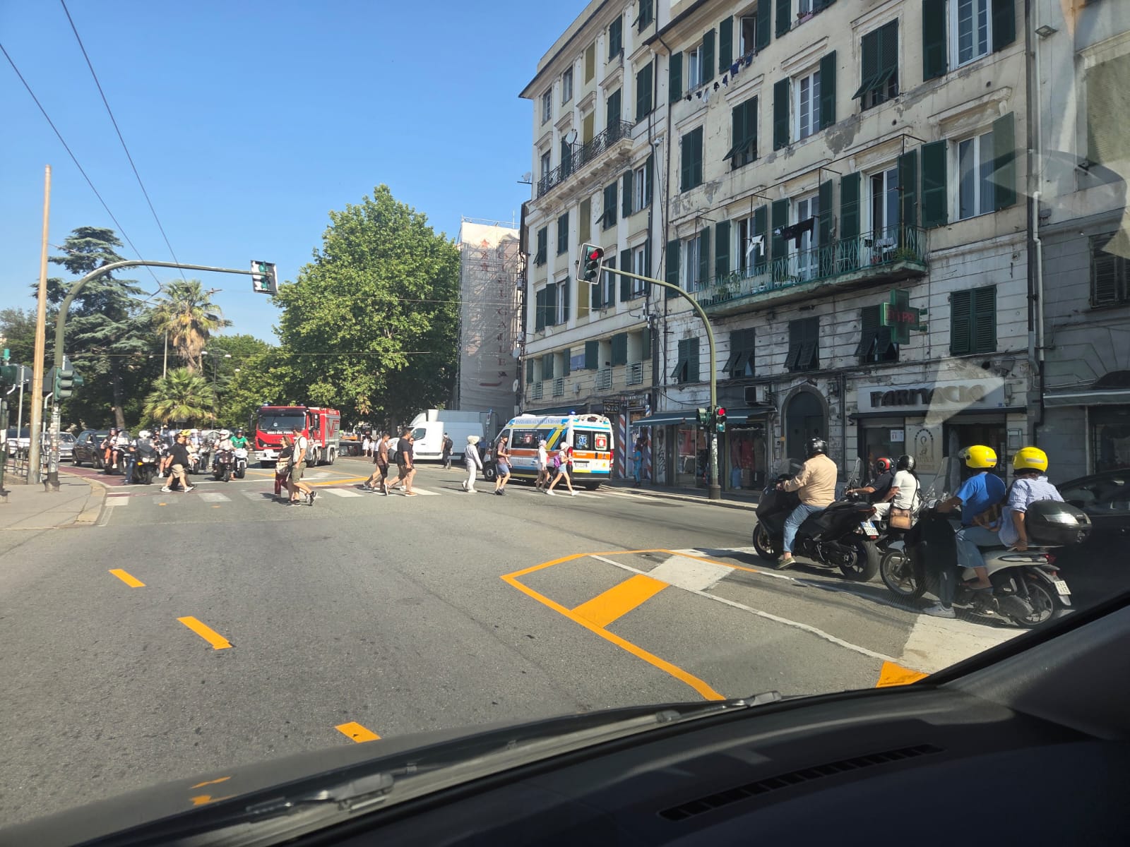 Genova, malore in casa a Prè, scala troppo stretta: per trasportare il paziente all'ospedale intervengono i vigili del fuoco