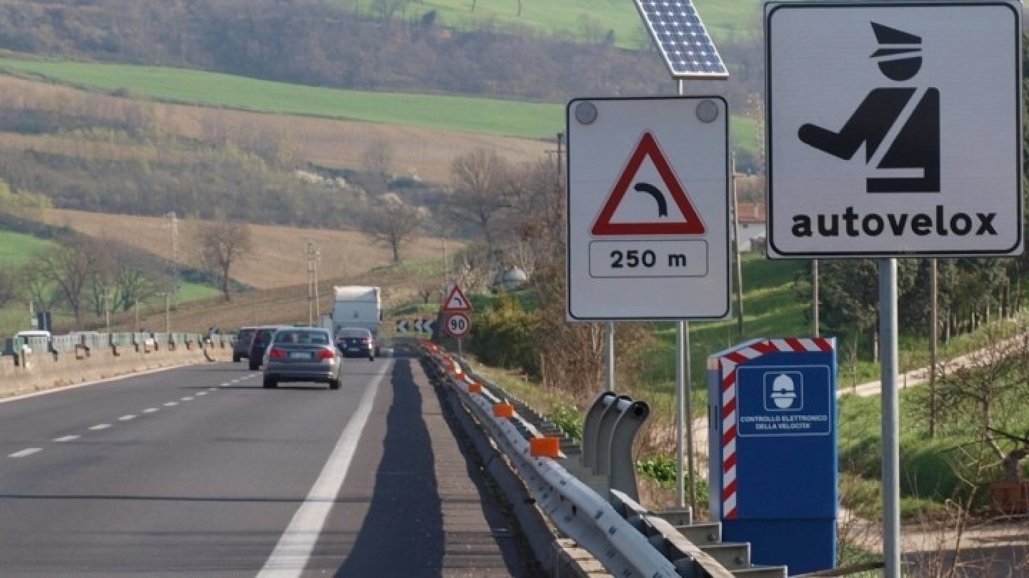 Autovelox: il ministro Salvini firma il decreto per l'omologazione e la disciplina dei dispositivi