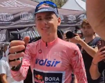 Ciclismo, Giro Next Gen: al primo arrivo in salita Finn vince per distacco e prende la maglia rosa